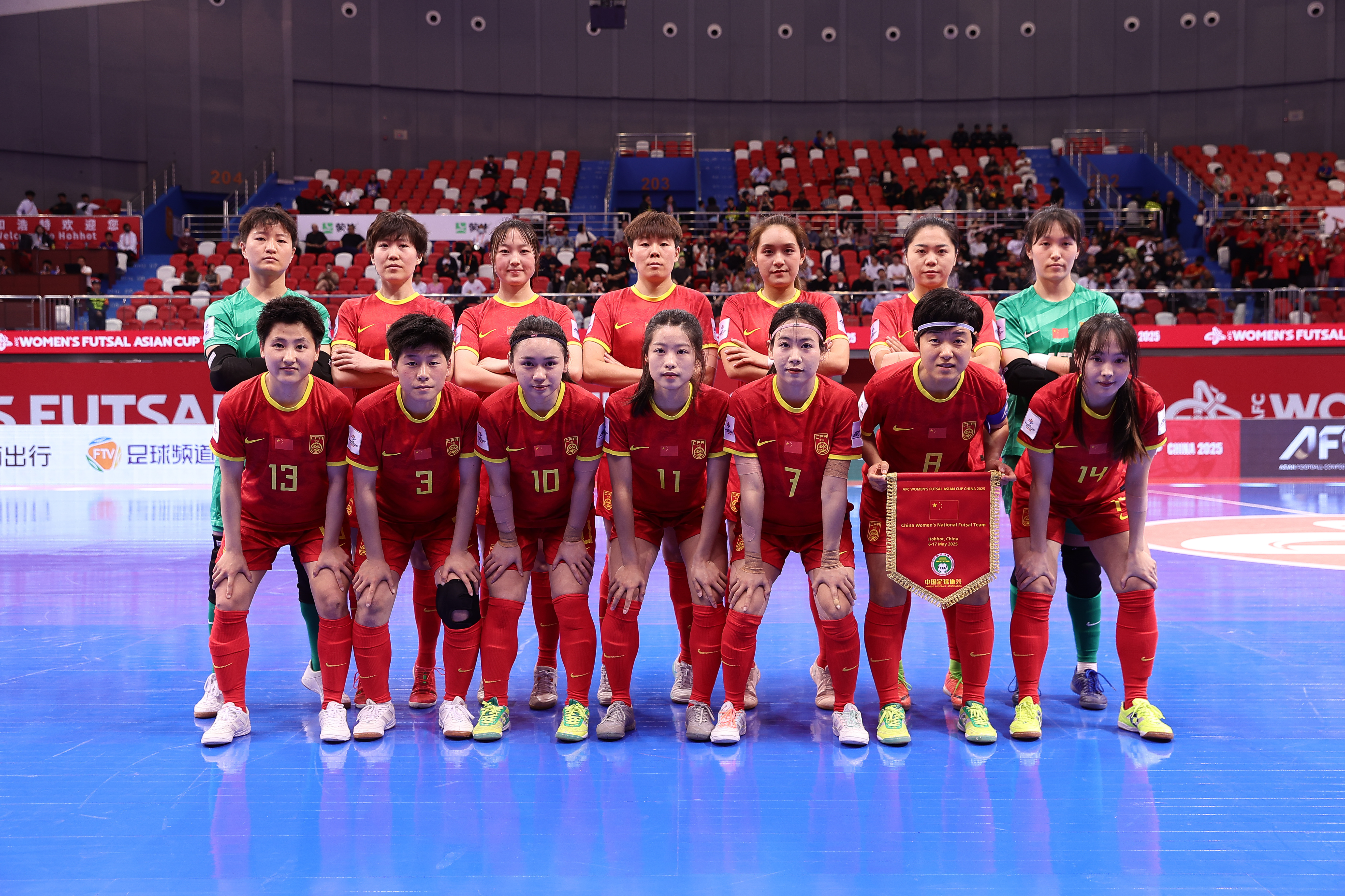 精彩瞬间不断上演,双方球队要在场上拼尽全力打赢