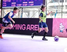 在关键时刻挺身而出,球员展现出的拼搏精神英语